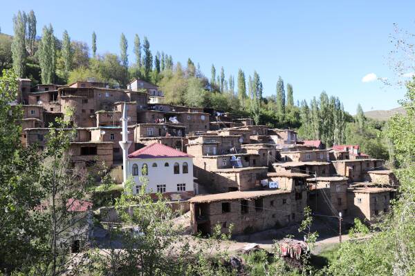 JINHAGENCY | 300-year-old cluster houses in Hizan start to fall apart