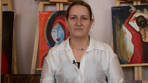 JINHAGENCY | Women learn how to paint in Rojava